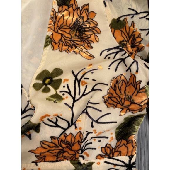 ASTR the Label Velvet Burnout Floral Wrap Blouse Size Small Fairy Nature - Picture 4 of 7